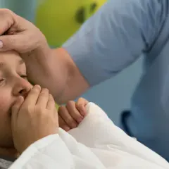 Dziecko kaszlące w nocy, pielęgnowane przez opiekunkę.