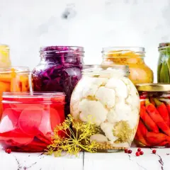 Słoiki z kiszonkami: kalafior, czerwona kapusta, marchew, rzodkiewka, papryczki chili, fasolka szparagowa.