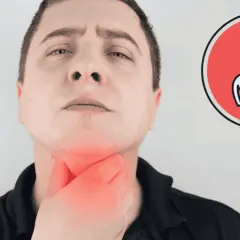 Mężczyzna trzymający się za bolące gardło, obok symbol żołądka z ogniem.