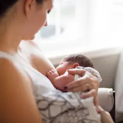Matka karmi piersią dziecko, zastanawiając się, czy ibuprofen przy karmieniu piersią jest bezpieczny.