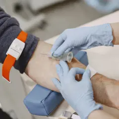 Pobieranie krwi do badań, które pomogą ustalić, czym są eozynofile i czy ich poziom jest prawidłowy.
