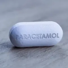 Biała tabletka z napisem PARACETAMOL. Czy paracetamol rozrzedza krew? To pytanie nurtuje wiele osób.