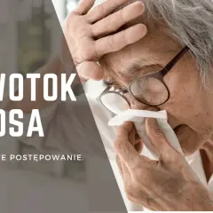 Starsza osoba z okularami przykłada chusteczkę do krwawiącego nosa.