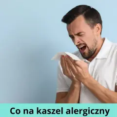 Mężczyzna z nieleczonym kaszlem alergicznym chwyta chusteczkę, próbując powstrzymać kichnięcie.