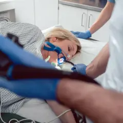 Pacjentka podczas gastroskopii, badanie w kierunku eozynofilowego zapalenia przełyku.
