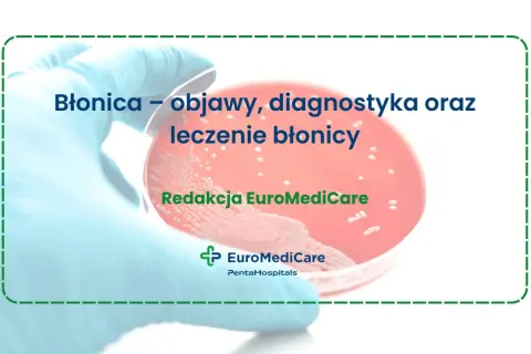 Ręka w rękawiczce trzyma szalkę Petriego z kulturą bakteryjną.
