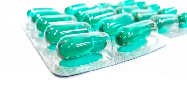 Blister opakowania z zielonymi kapsułkami. Pamiętaj o prawidłowym ibuprofen dawkowanie, by skutecznie złagodzić ból.