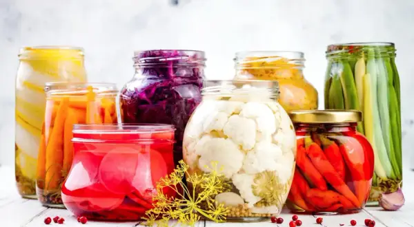 Słoiki z kiszonkami: kalafior, czerwona kapusta, marchew, rzodkiewka, papryczki chili, fasolka szparagowa.