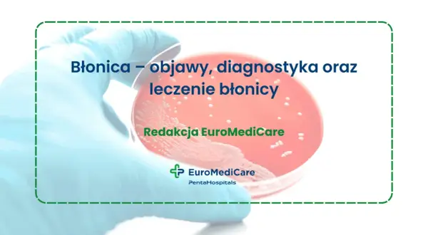 Ręka w rękawiczce trzyma szalkę Petriego z kulturą bakteryjną.