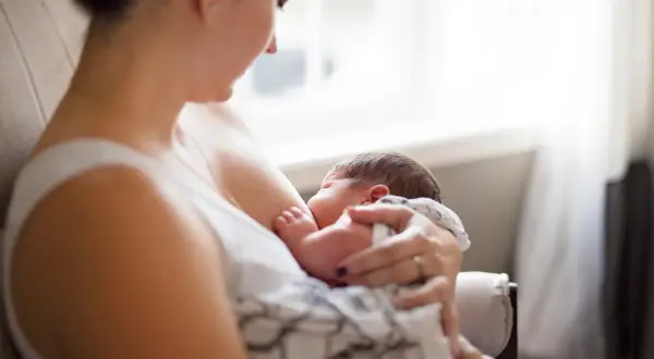 Matka karmi piersią dziecko, zastanawiając się, czy ibuprofen przy karmieniu piersią jest bezpieczny.