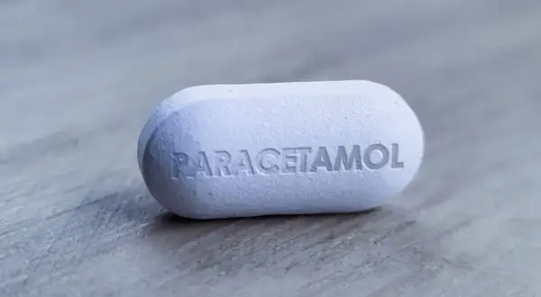 Biała tabletka z napisem PARACETAMOL. Czy paracetamol rozrzedza krew? To pytanie nurtuje wiele osób.