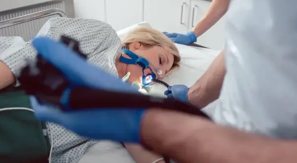 Pacjentka podczas gastroskopii, badanie w kierunku eozynofilowego zapalenia przełyku.