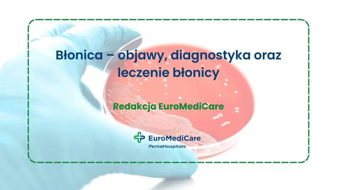 Ręka w rękawiczce trzyma szalkę Petriego z kulturą bakteryjną.