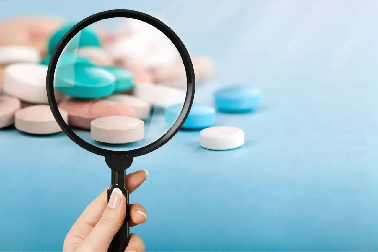 Pod lupą tabletki. Czy jest jakiś odstęp między antybiotykiem a ibuprofenem?