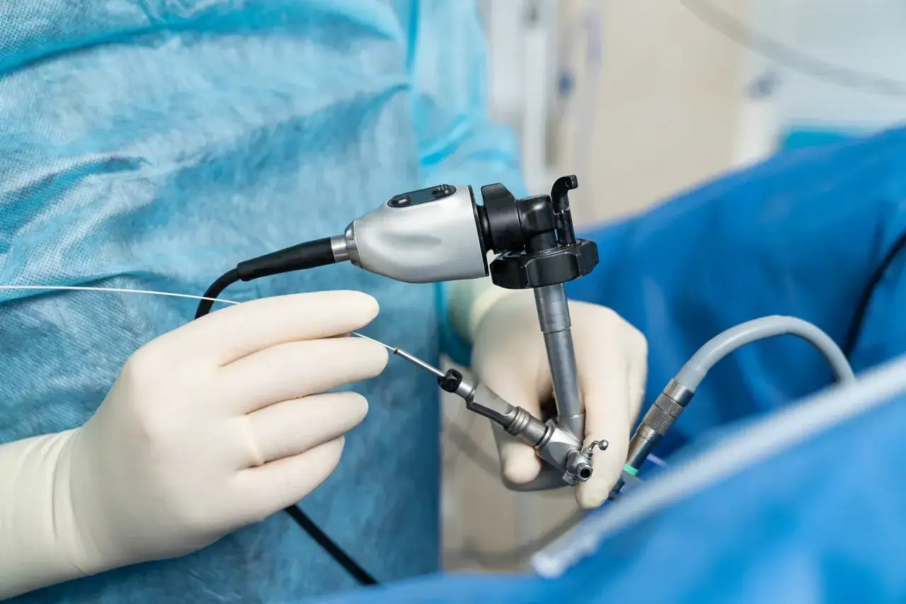 Lekarz w rękawiczkach przygotowuje narzędzia do biopsji sk&oacute;ry.