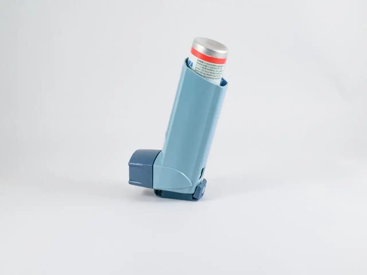 Astmodil na co? Inhalator z lekiem na astmę, który pomaga w oddychaniu.