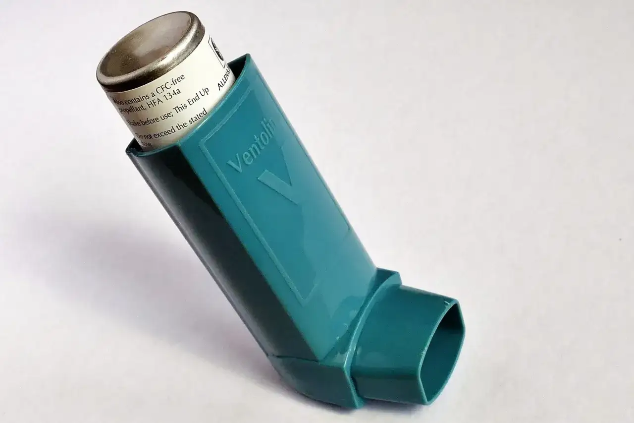 Inhalator Ventolin, pomocny przy objawach astmy. Zawiera lek łagodzący skurcz oskrzeli.