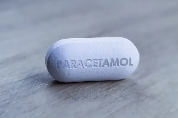 Biała tabletka z napisem PARACETAMOL. Czy paracetamol rozrzedza krew? To pytanie nurtuje wiele osób.