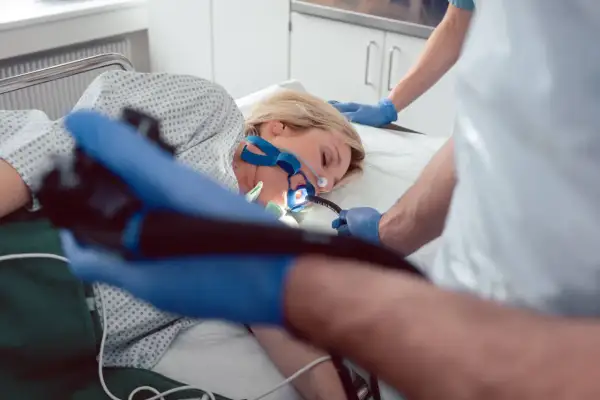 Pacjentka podczas gastroskopii, badanie w kierunku eozynofilowego zapalenia przełyku.